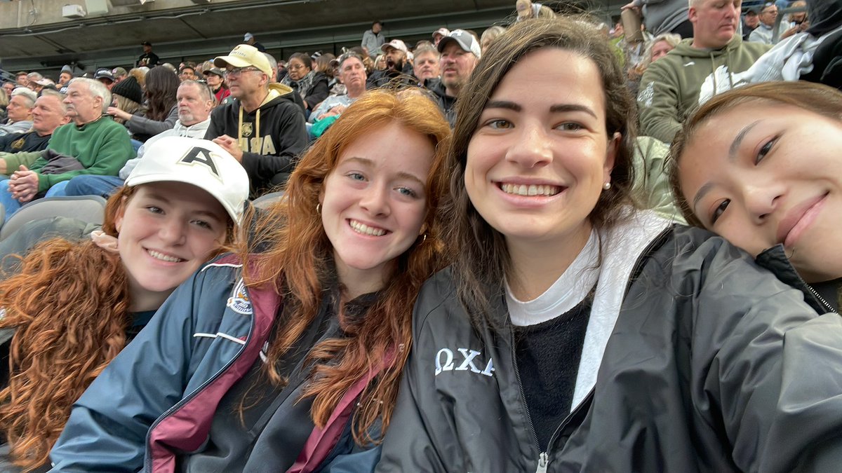 taylorstanleyy's tweet photo. #ArmyNavyGame #ArmyNavy https://t.co/DXdlldu3b2