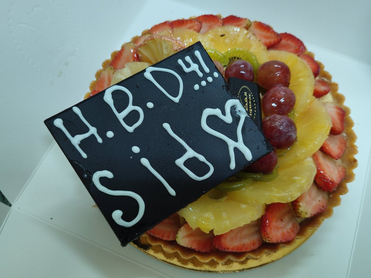 i_Tweet_hEAR's tweet photo. Things You Do For Love..!!..
#SidharthShukla #SidHearts
#SIDECEMBER #HBDSidharthShukla
@sidharth_unity
PS: Just as ⏰ struck 12... Gonna celebrate with Househelps &amp; WatchMen...
Livin on my Own since 12yrs NOW... From Last 15 Months #Sid Had somehow Become My Shadow Room Partner https://t.co/efzx2tAEY4