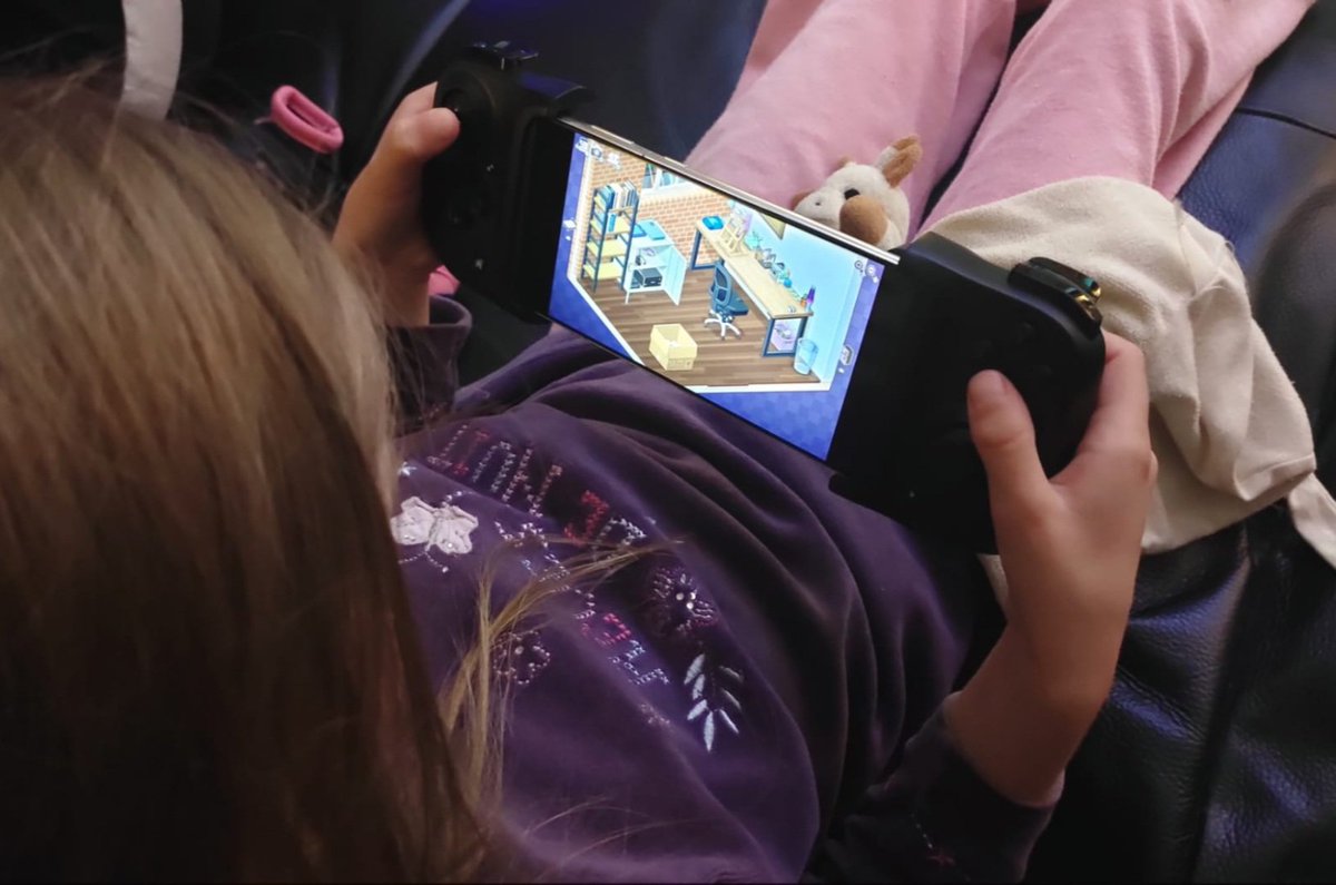 StivX_'s tweet image. Elle insiste pour ranger sa chambre un samedi soir, du jamais vu !