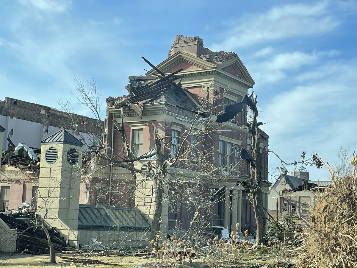 shayleecullop's tweet photo. mayfield kentucky this morning💔 https://t.co/lmxHzUqlnQ