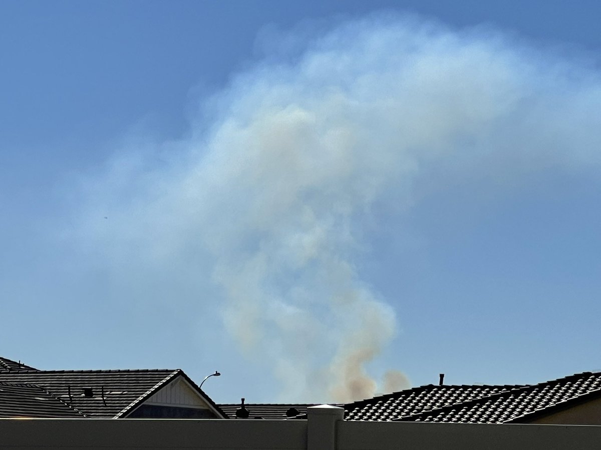 DanielFireTruck's tweet image. New Brush Fire in Hemet, #WarrenFire, Warren Rd, AA310, T-73, T-93, Copter 301 is overhead, 15-20 acres, with no Structures threatened, my view of the Fire.
