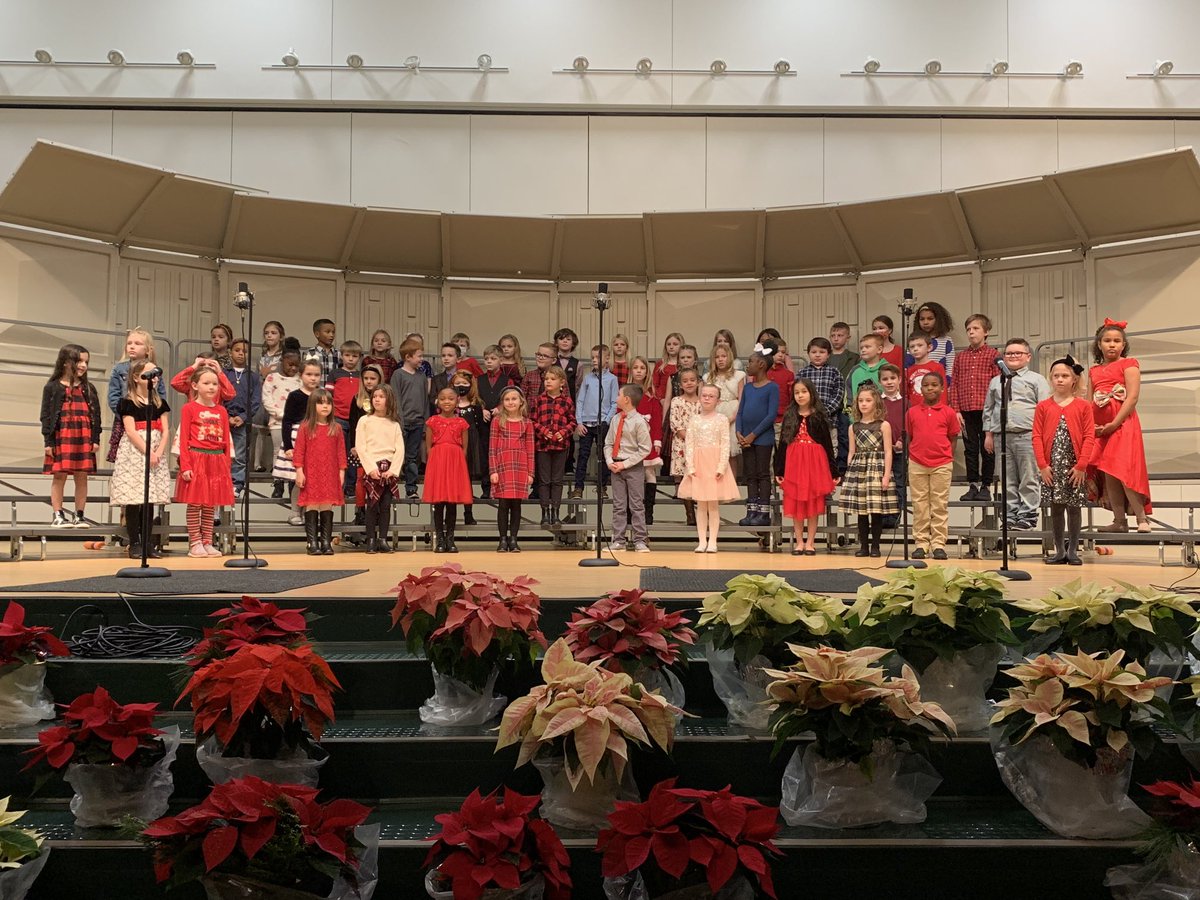 KathleenBhat's tweet photo. Discovery 2nd grade finishes the day with a fabulous performance! Great job to our young singers! ⁦@DiscoveryEleme1⁩ ⁦@OrchardFarmRV⁩ ⁦@OFR5_Activities⁩ #musiceducation https://t.co/SpYCofglyB