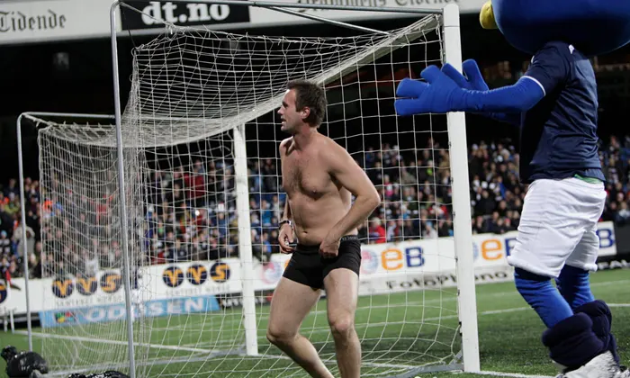 AlexDeLlano's tweet photo. ¿Se quedará hoy en calzoncillos Ronny Deila si gana el título? Ya lo hizo tras conseguir la permanencia con el Strømsgodset en 2009. "Creo que tengo que hacerlo. Ya no tengo 35 años (...) y no creo que mis hijos vayan a estar muy orgullosos de mí pero merece la pena" #MLSenDAZN https://t.co/IE4q7rbomA