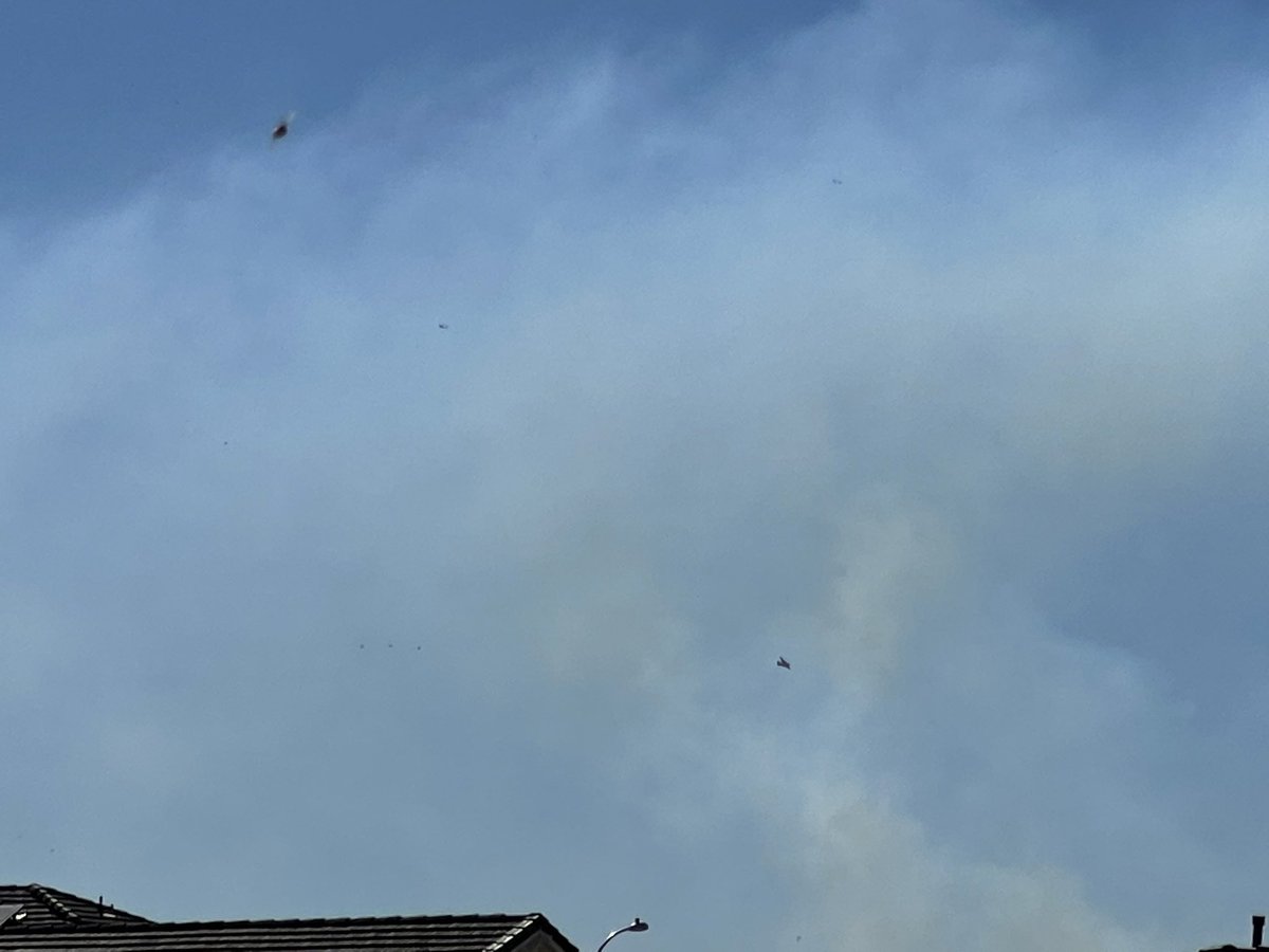 DanielFireTruck's tweet image. #WarrenFire Hearing a bunch of Engine and CHP sirens still have some units heading to the fire, just saw T-93 make a drop.