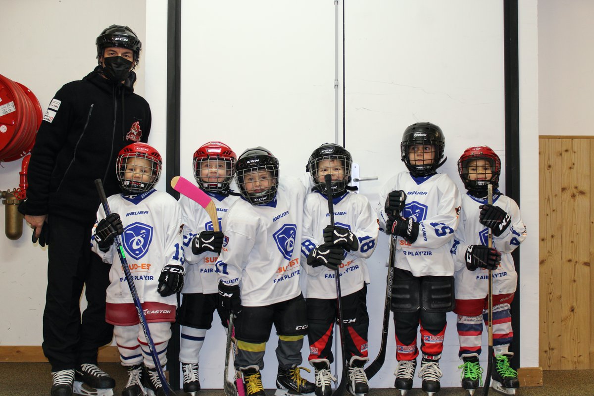 Ligues_Sud_Est's tweet image. ⌜𝗙𝗔𝗜𝗥 𝗣𝗟𝗔𝗬'𝗭𝗜𝗥⌟
Près de 3️⃣0️⃣ enfants issus des clubs de Chambéry, Albertville, Grenoble, Villard, Clermont, Lyon, Vaujany et HCMP, étaient réunis aujourd'hui à la patinoire de Méribel, pour un plateau "Fair Play'Zir" organisé par les @BouquetinsHCMP  🏒