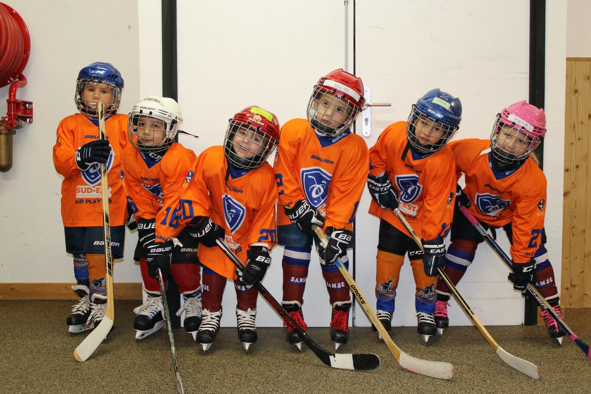 Ligues_Sud_Est's tweet image. ⌜𝗙𝗔𝗜𝗥 𝗣𝗟𝗔𝗬'𝗭𝗜𝗥⌟
Près de 3️⃣0️⃣ enfants issus des clubs de Chambéry, Albertville, Grenoble, Villard, Clermont, Lyon, Vaujany et HCMP, étaient réunis aujourd'hui à la patinoire de Méribel, pour un plateau "Fair Play'Zir" organisé par les @BouquetinsHCMP  🏒