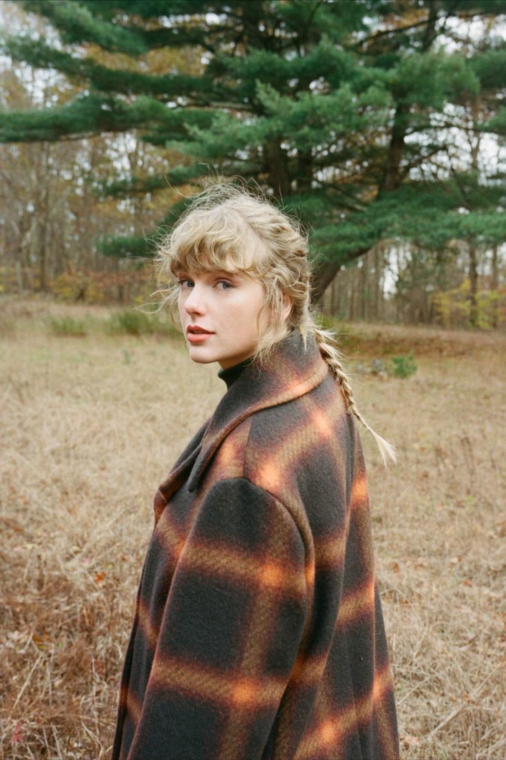 thinklouaylor's tweet photo. happy anniversary evermore!!

we love every well-crafted detail on this album, it's AMAZING soooo good and special for all of us. Thank you @taylorswift13 for this magical and wonderful experience

https://t.co/9lDurxmJ1X https://t.co/LbAvrQjNYw