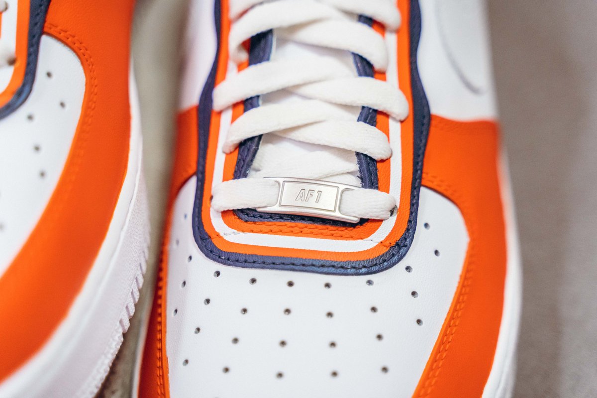 IlliniMBB's tweet photo. 🔥🔥🔥

@CoachUnderwood's custom Nike Air Force 1 for Stripe State Farm 

#Illini | #EveryDayGuys https://t.co/f19Fl43pJq