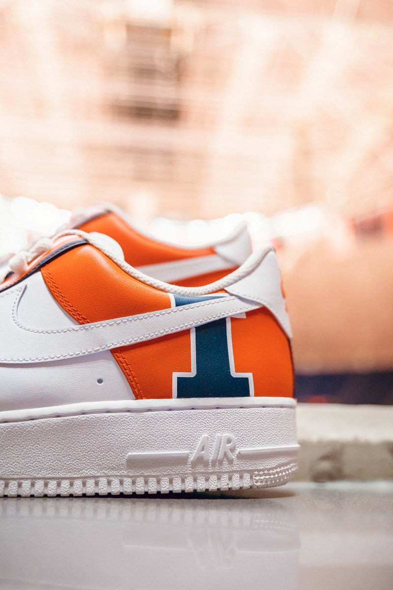 IlliniMBB's tweet photo. 🔥🔥🔥

@CoachUnderwood's custom Nike Air Force 1 for Stripe State Farm 

#Illini | #EveryDayGuys https://t.co/f19Fl43pJq