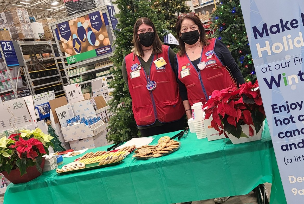 Sean_2vsn_88's tweet photo. Lowe's Saugus 2372 Winterfest!!  Who wants Hot Chocolate, Cookies and a Fresh Cut Christmas Tree? @Bracken73P @Anthony_Battle1 #winterfest @SanjaPHopper @SaugusLowes2372 https://t.co/IWCQUjpt4j