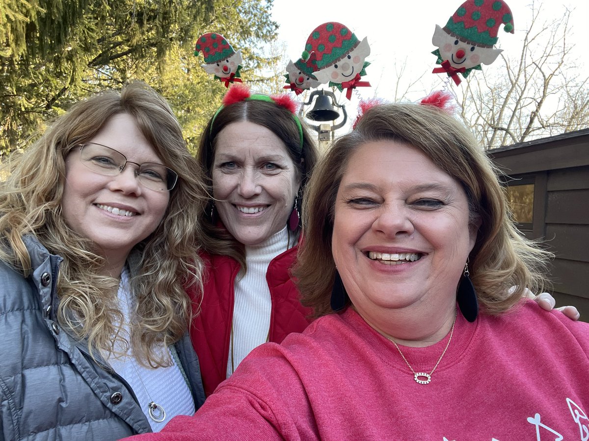 vealt's tweet image. Holiday fun with colleagues! 🍀🧡💙