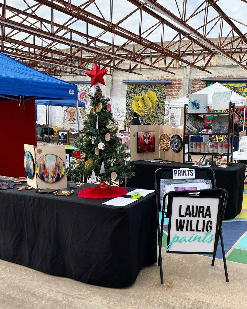 LauraWillig's tweet photo. Christmas booth is a success! https://t.co/WAKEB7kfwU https://t.co/4W3gSBAjQN