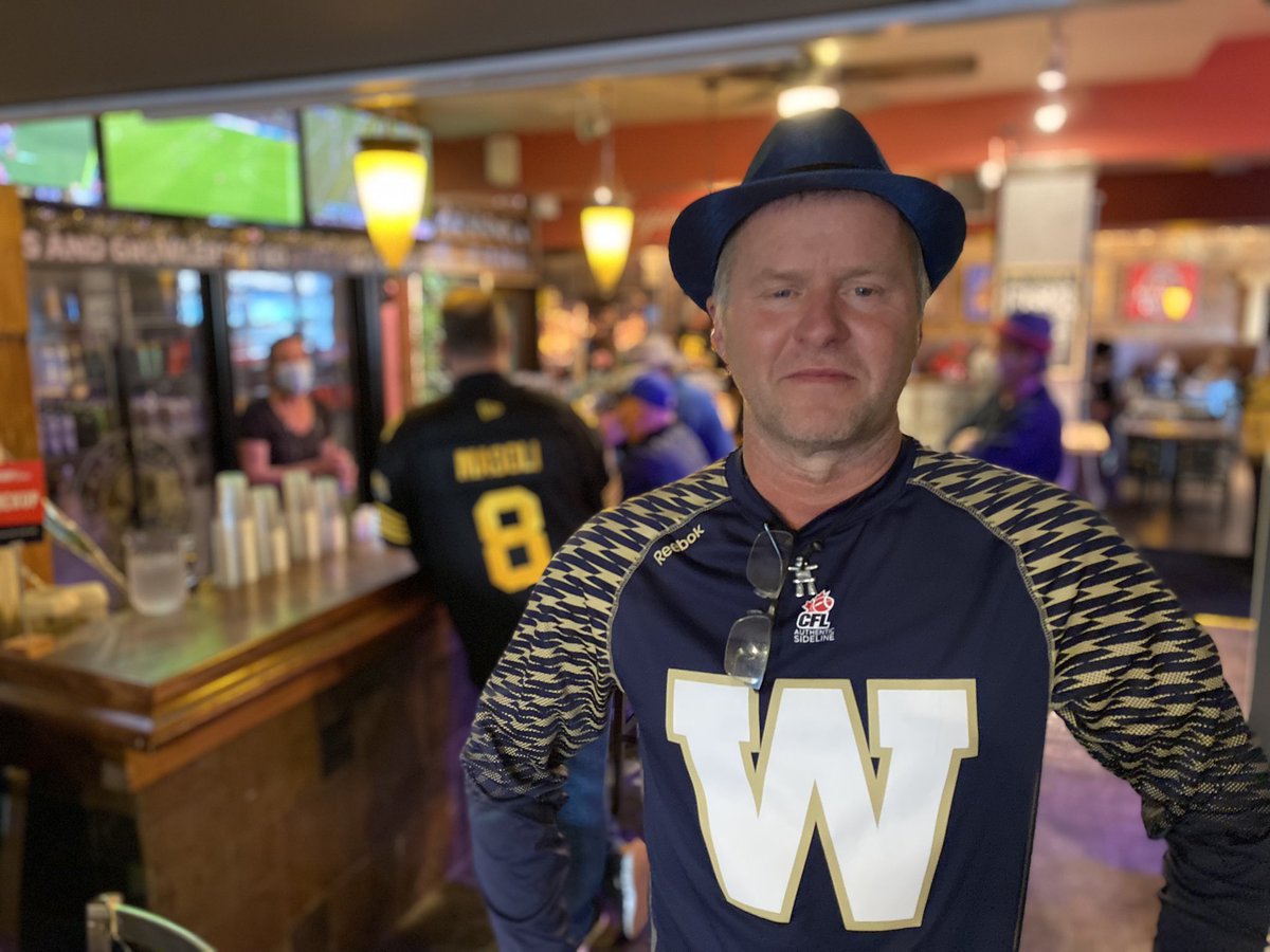 Le partisan des <a href="/Wpg_BlueBombers/">Winnipeg Blue Bombers</a> Daniel Leclair fait partie des nombreux winnipégois qui ont fait la route vers Hamilton pour assister au match en personne! #coupegrey #rcmb
