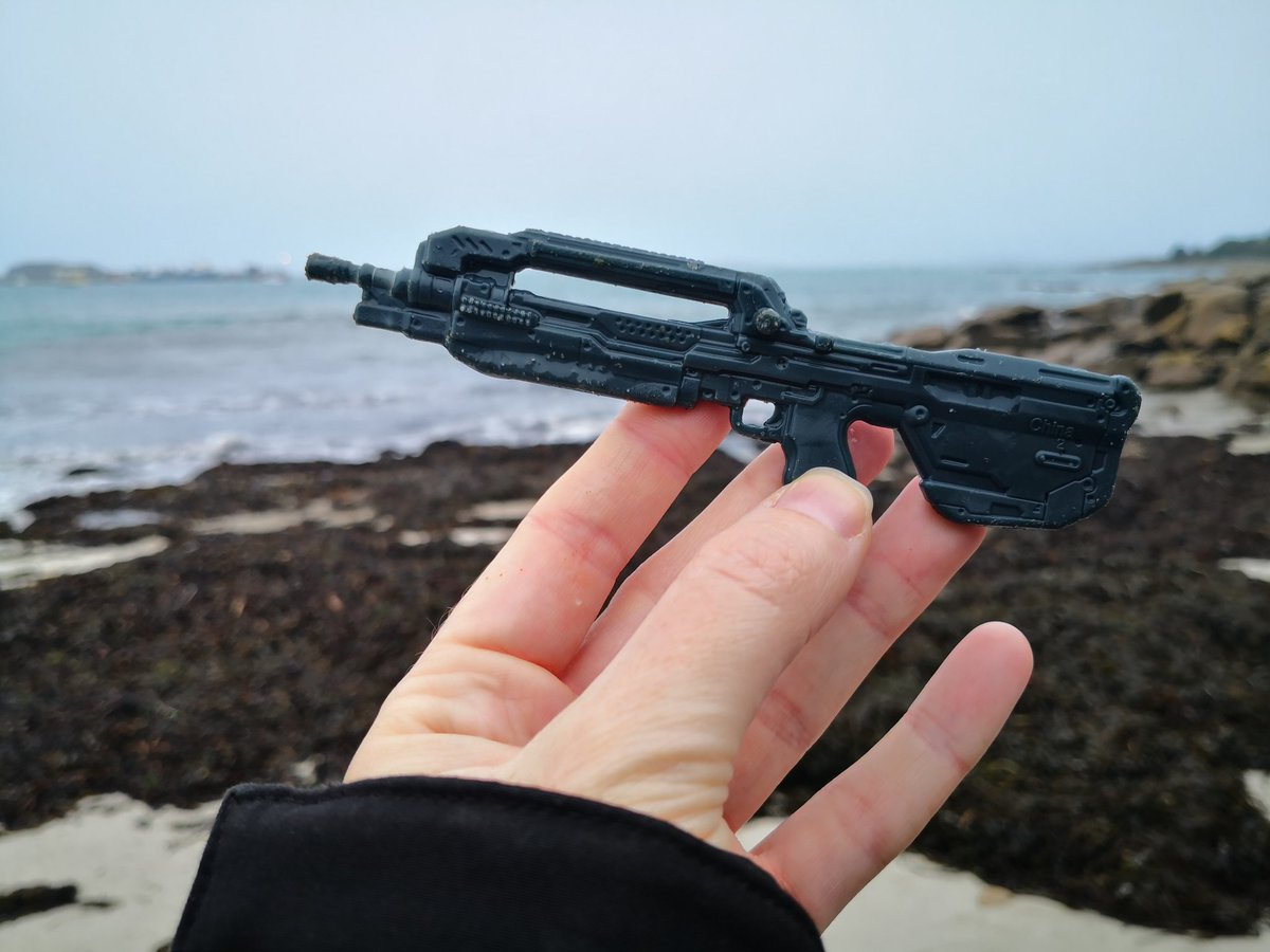 Two of this weekends #BeachFinds
💂🏻
A #Roman recruit to the #FlotsamArmy & a modern day #weapon of #war
💂🏻
Lots of other #Scilly #beach #plastic is now being washed & sorted in my home ready for the next creation.
💂🏻
#WarOnPlastic #IslandLife #BeachWomble #BeachClean