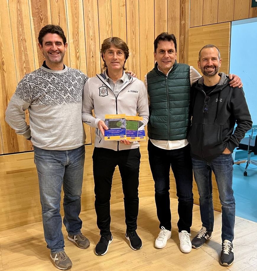 goalproject_es's tweet photo. @8JULENGUERRERO ya tiene su Trilogía "Desgranando el Juego" de @McSportsSocial Hemos aprovechado el Congreso Andaluz de Entrenadores de Fútbol del @RFAF_CE para charlar con él. https://t.co/tf6YN1yJYc