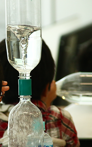 芝浦工業大学 地域連携 生涯学習センター 自宅で物理実験 流体力学の原理を体感しよう 無事終了しました 身近なものを例に流体力学をわかりやすく説明しましたが 物理が好きになりましたか 大人でも 中高で物理を勉強しておけばよかった と