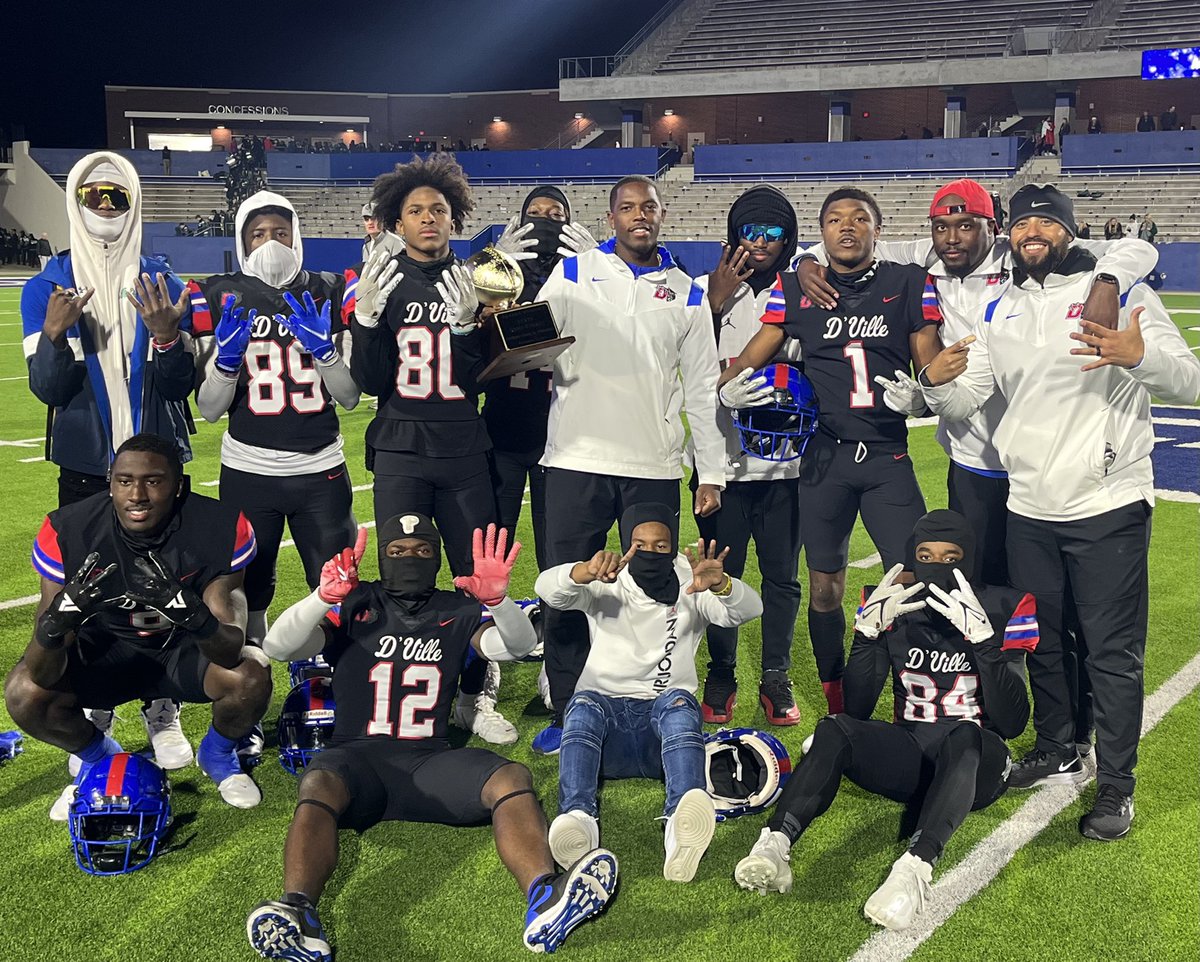 CoachXBrown's tweet photo. WE GOING TO DA SHIP! 💍 
This one for my seniors 
@Ron_Q10 &amp; @PowersJerrale 
LEGENDS LIVE FOREVER 🗽 https://t.co/IsTxizKhSp