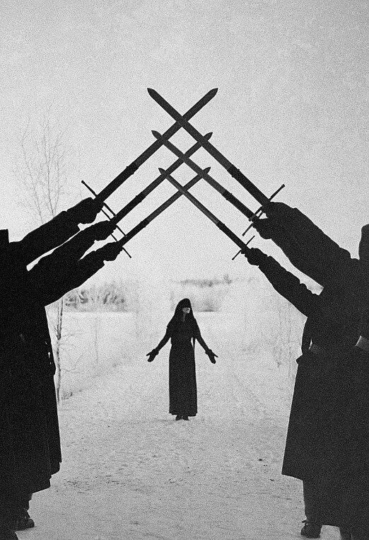 DothTheDoth's tweet image. Hot girl fall is over, it is now goth girl winter