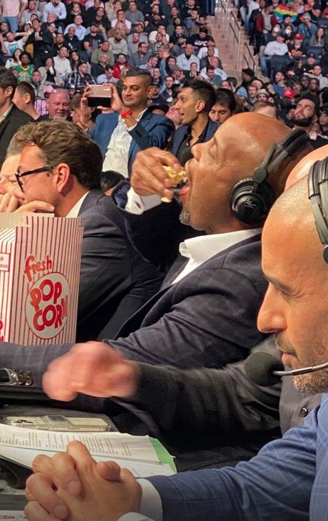 RT @SillyLilPodcast: DC watching Dominick Cruz get dropped #UFC269 https://t.co/Gric0ZIyJp