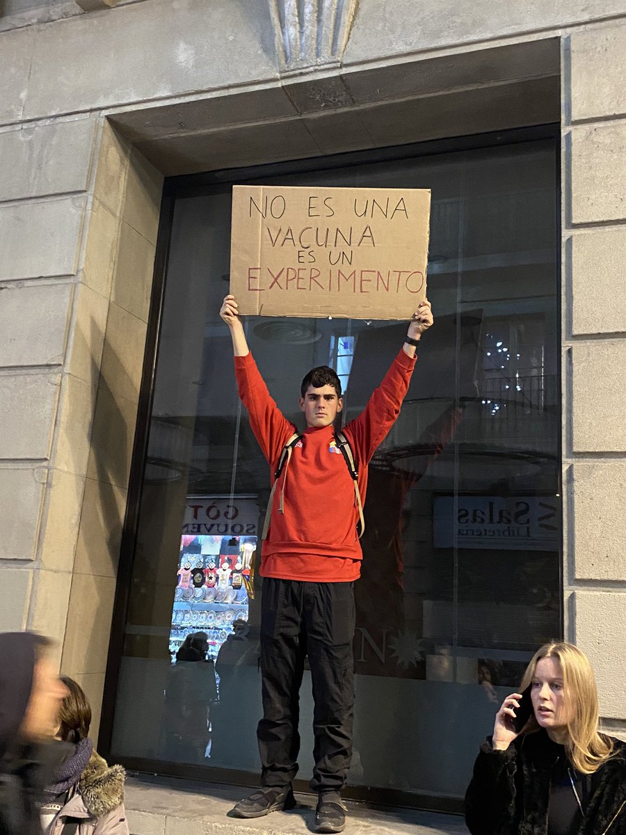 8DSoro's tweet photo. @elnacionalcat @ramossalvat Voleu dividir i evitar que els “vostres lectors” vulguin unir-se als diferents col·lectius que estan en contra de les mesures dictatorials que ens afecten a tots? No hi havia cap bandera ni eslògan polític ,com deduiu la ideologia política dels 3000 o + ?  Informeu o manipuleu? https://t.co/7zJi4kyGU6