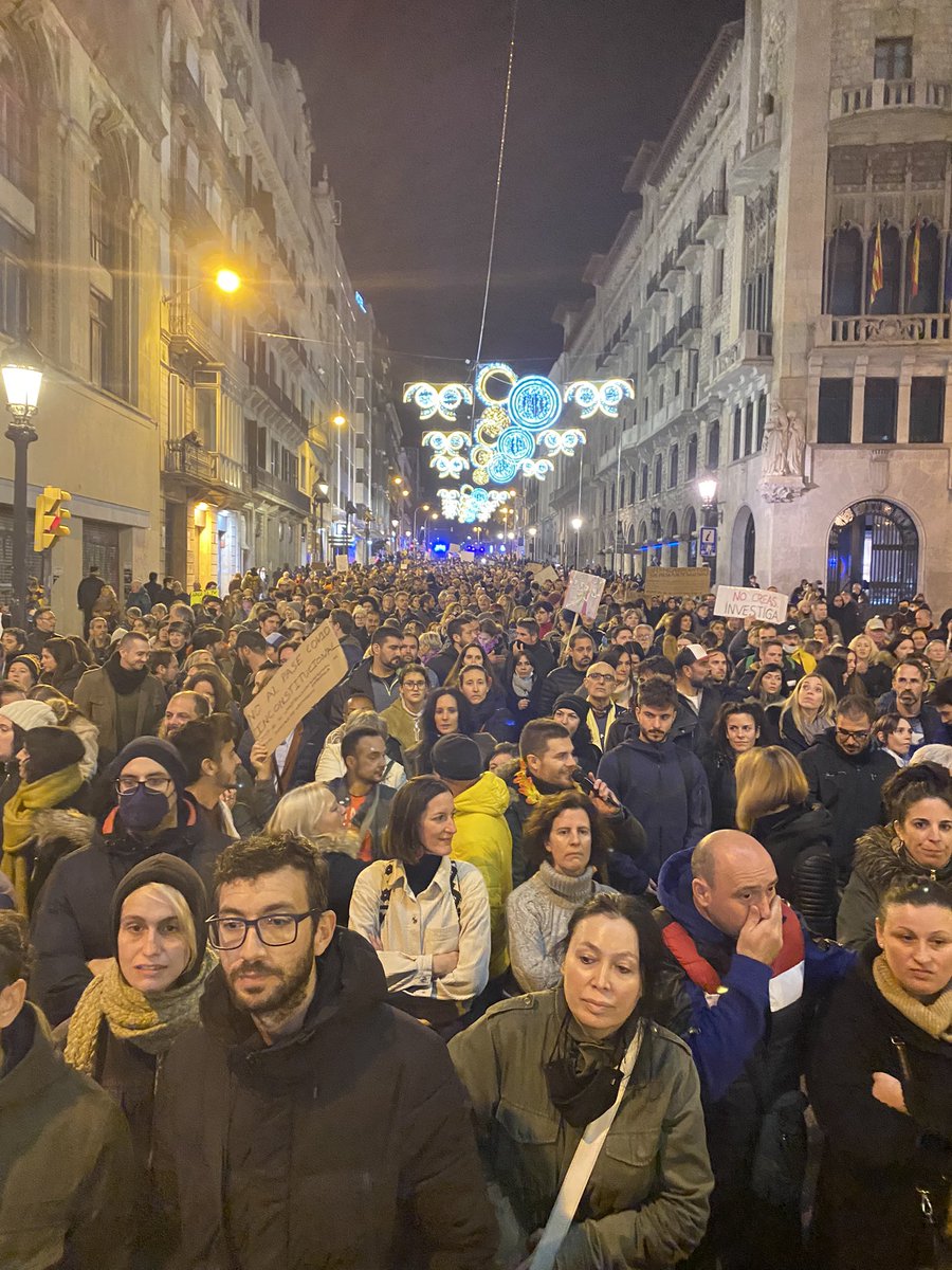 8DSoro's tweet photo. @elnacionalcat @ramossalvat Voleu dividir i evitar que els “vostres lectors” vulguin unir-se als diferents col·lectius que estan en contra de les mesures dictatorials que ens afecten a tots? No hi havia cap bandera ni eslògan polític ,com deduiu la ideologia política dels 3000 o + ?  Informeu o manipuleu? https://t.co/7zJi4kyGU6