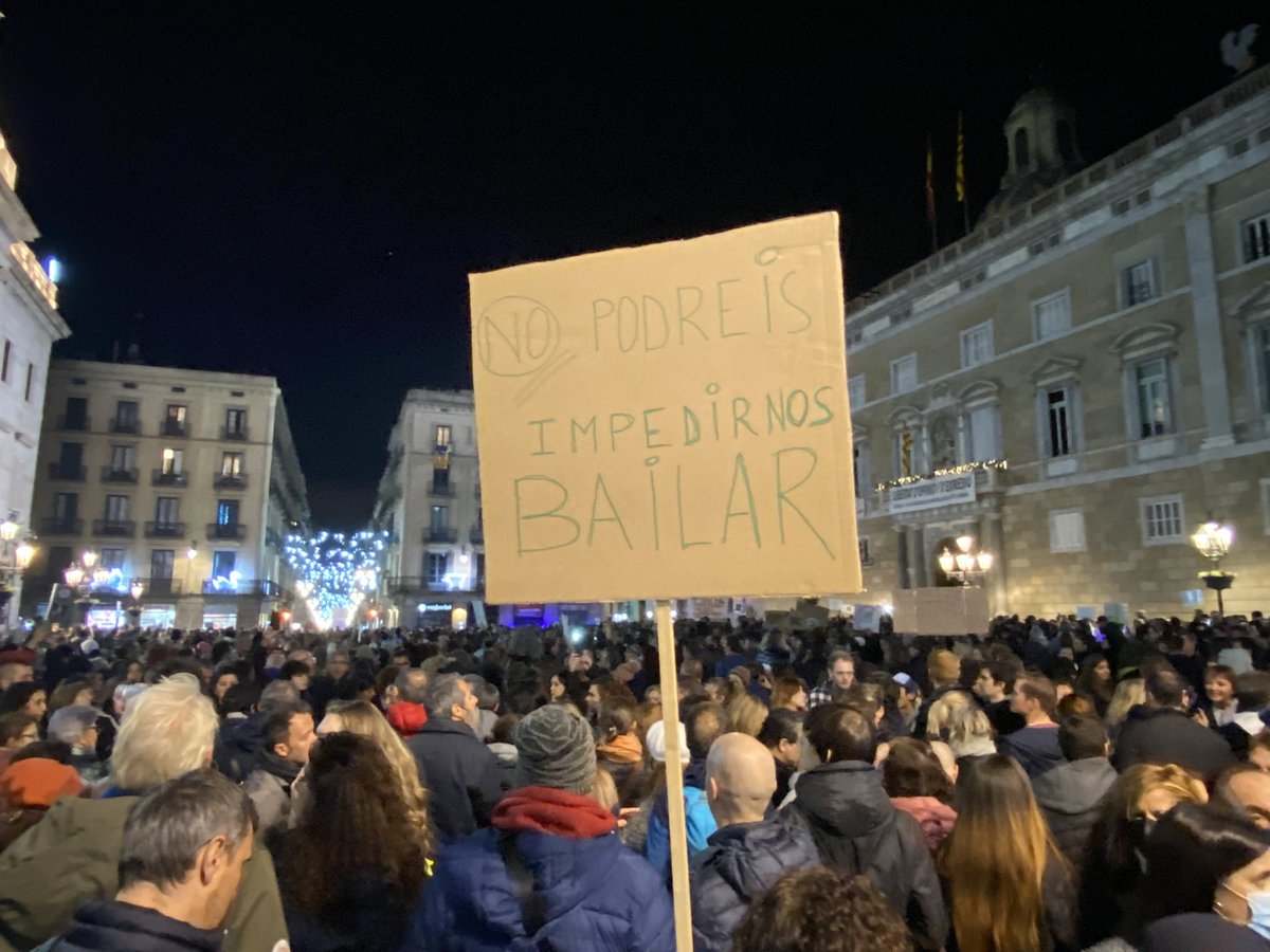 8DSoro's tweet photo. @elnacionalcat @ramossalvat Voleu dividir i evitar que els “vostres lectors” vulguin unir-se als diferents col·lectius que estan en contra de les mesures dictatorials que ens afecten a tots? No hi havia cap bandera ni eslògan polític ,com deduiu la ideologia política dels 3000 o + ?  Informeu o manipuleu? https://t.co/7zJi4kyGU6