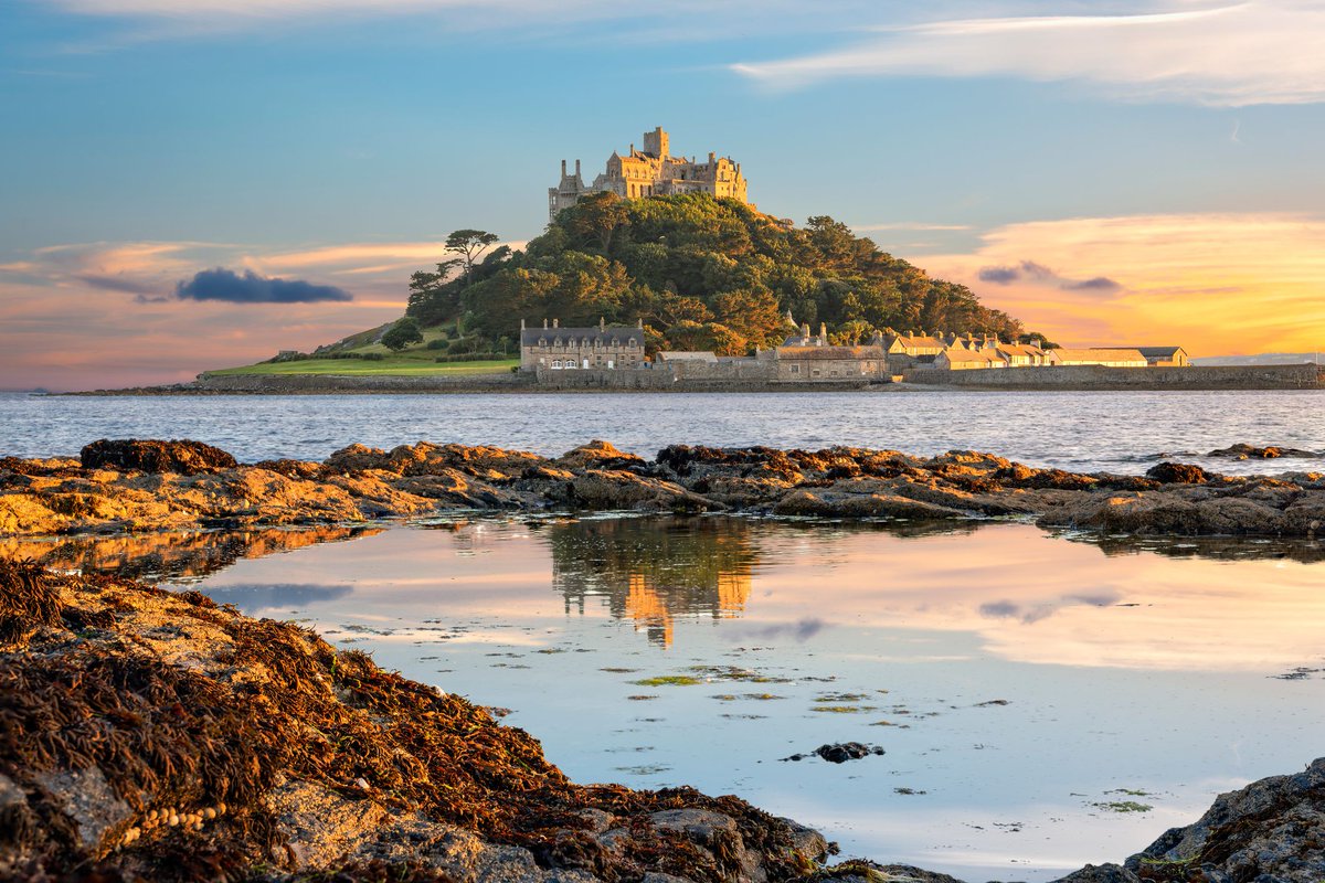  St. Michael’s Mount: [Monte de São Miguel]:Situado numa pequena ilha da Cornuália na Inglaterra; neste local, São Miguel teria falado com um grupo de pescadores. (+)