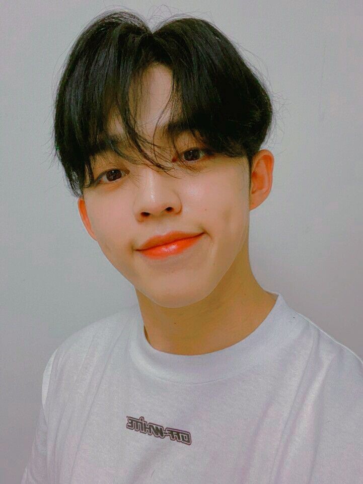 KS98DB's tweet photo. Duas selcas estranhas e uma foto representativa de como eu baseei esse semestre inteiro no café, só pra comemorar o fim do semestre!! #kscore #ksgram https://t.co/VRZD4yPV3e