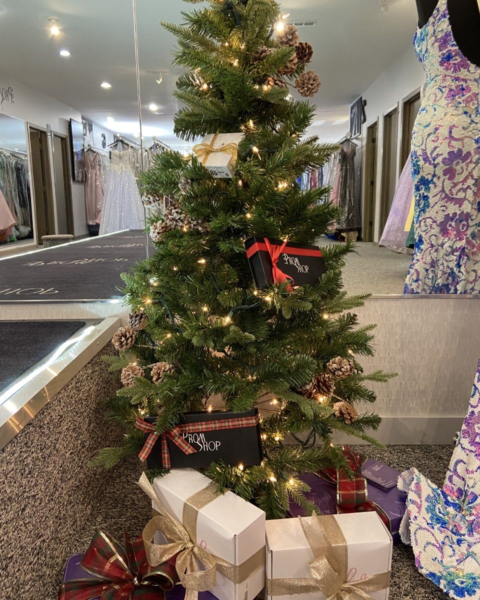 ThePromShop's tweet image. 12 days of Christmas starting tomorrow! 

Check back on our Instagram and Facebook tomorrow morning for more details to come! 

Enter to win prizes ranging from $50-$500! 
December 12th-23rd 
Winners announced December 25th!  

#happyholidays #thepromshop #christmas #giveaways