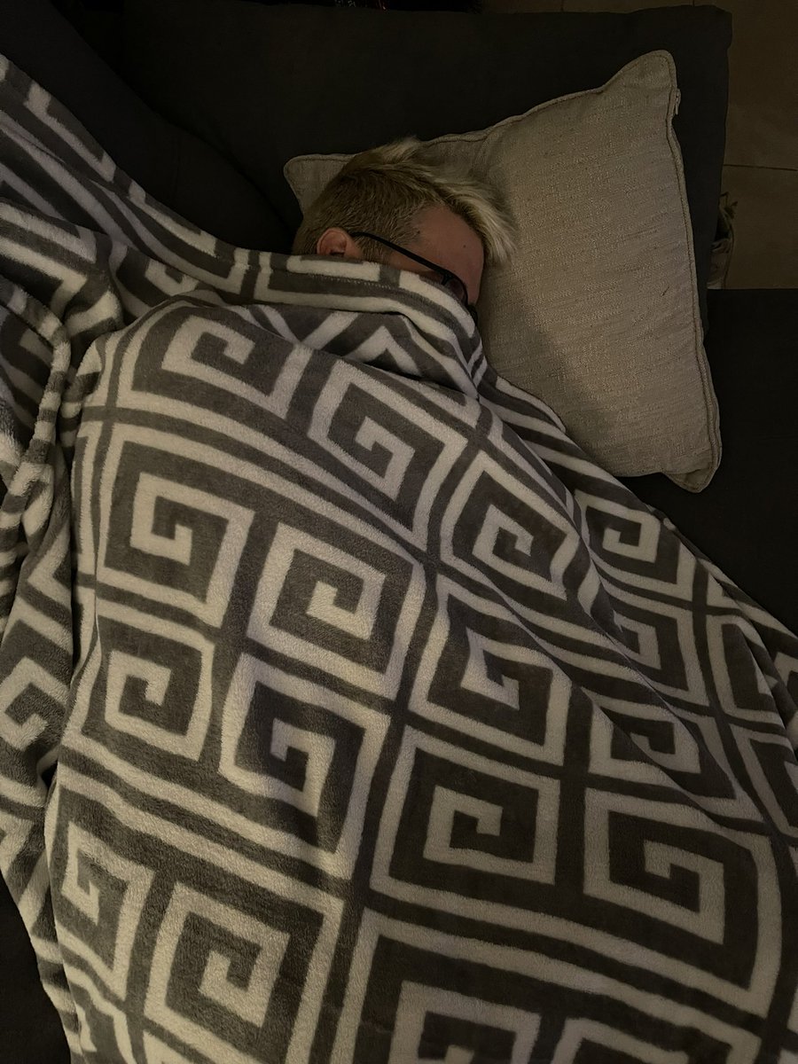 soyvioletag's tweet photo. En el sofá se duerme muy bien 👀 @Perxitaa https://t.co/0vDtG3DTf1