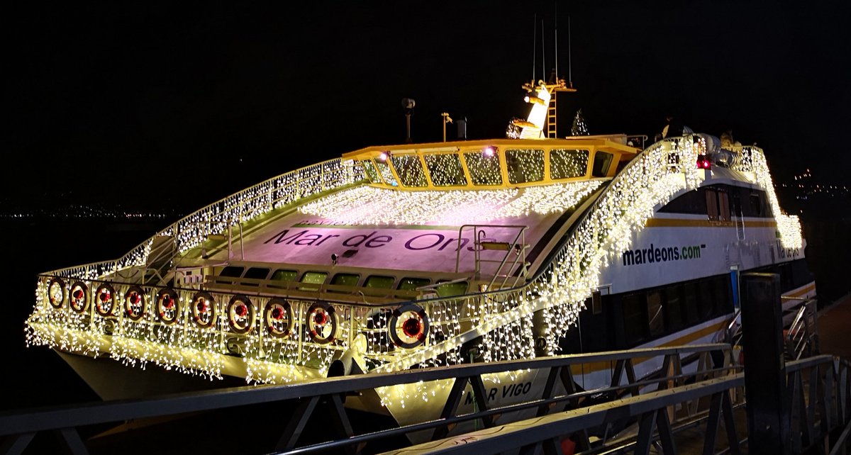 Vigo. Catamarán muy luminoso.