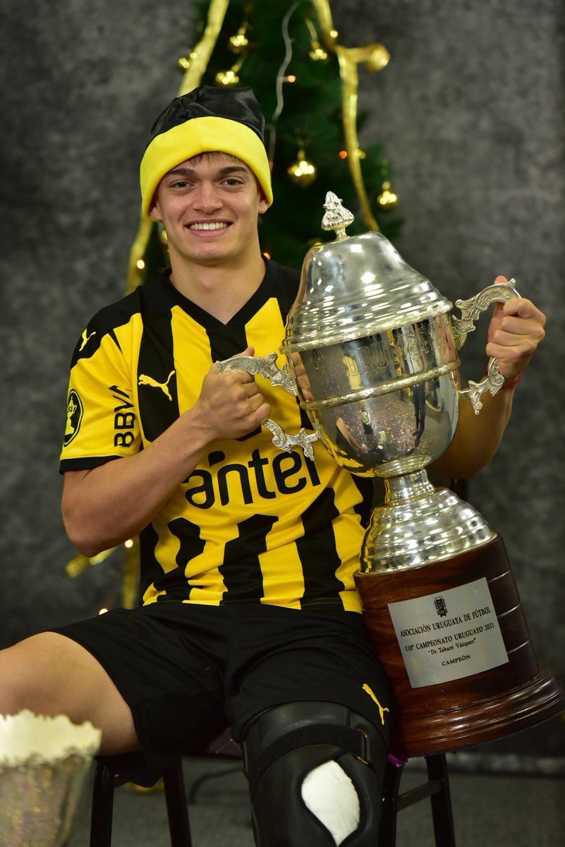 🏆💛🖤

Feliz por este logro tan importante que conseguimos con un gran grupo humano que conocí este año en Peñarol.

Un cierre diferente en lo personal, pero con mucha satisfacción por lograr el objetivo principal. Arriba siempre Peñarol!! 💪🏼