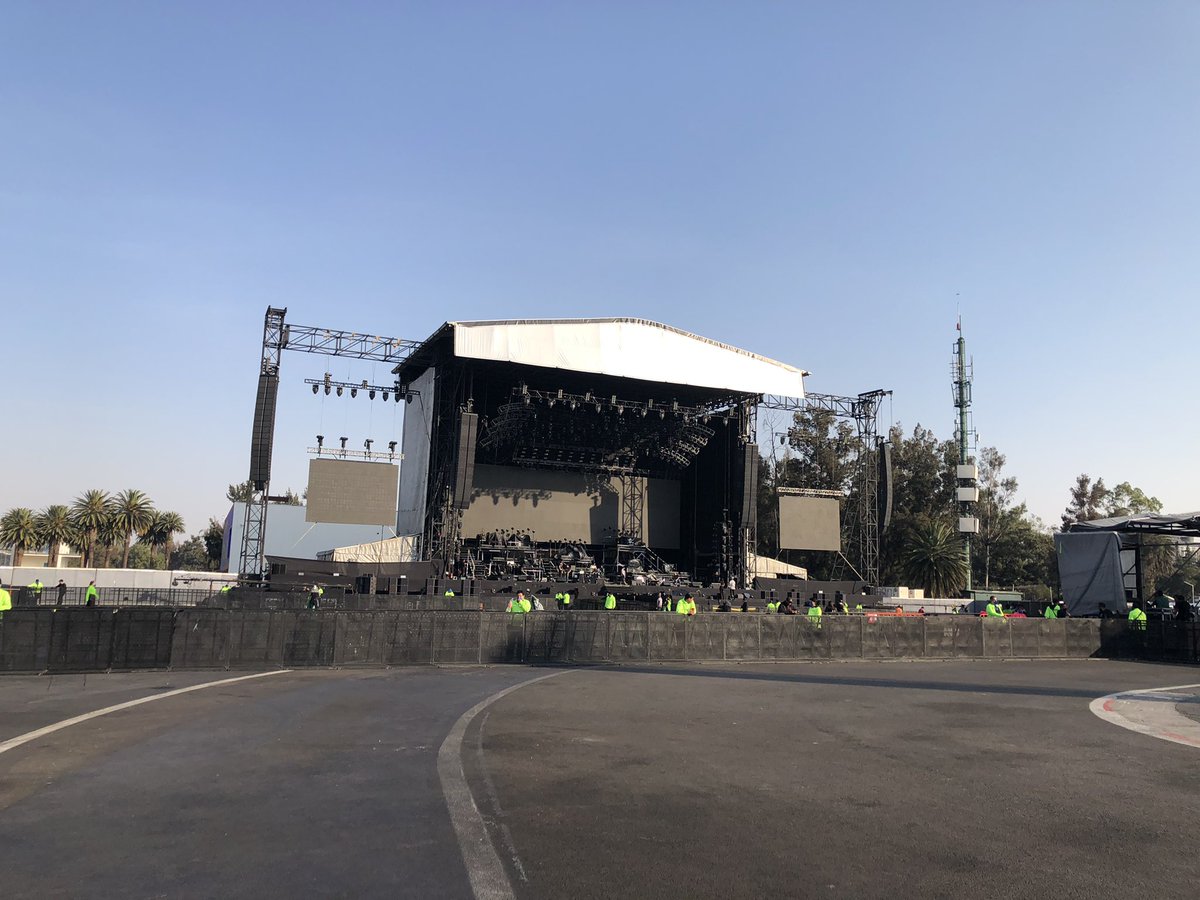 AxelSanRoman's tweet photo. Showday 2/3
#ElCuartoDeSiglo
@ Foro Sol
#SeguridadLobo 🐺 https://t.co/ImBci33smo