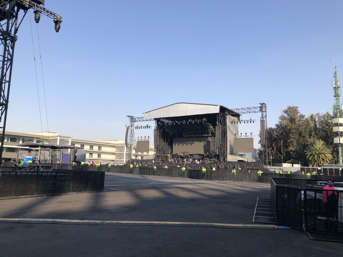 AxelSanRoman's tweet photo. Showday 2/3
#ElCuartoDeSiglo
@ Foro Sol
#SeguridadLobo 🐺 https://t.co/ImBci33smo
