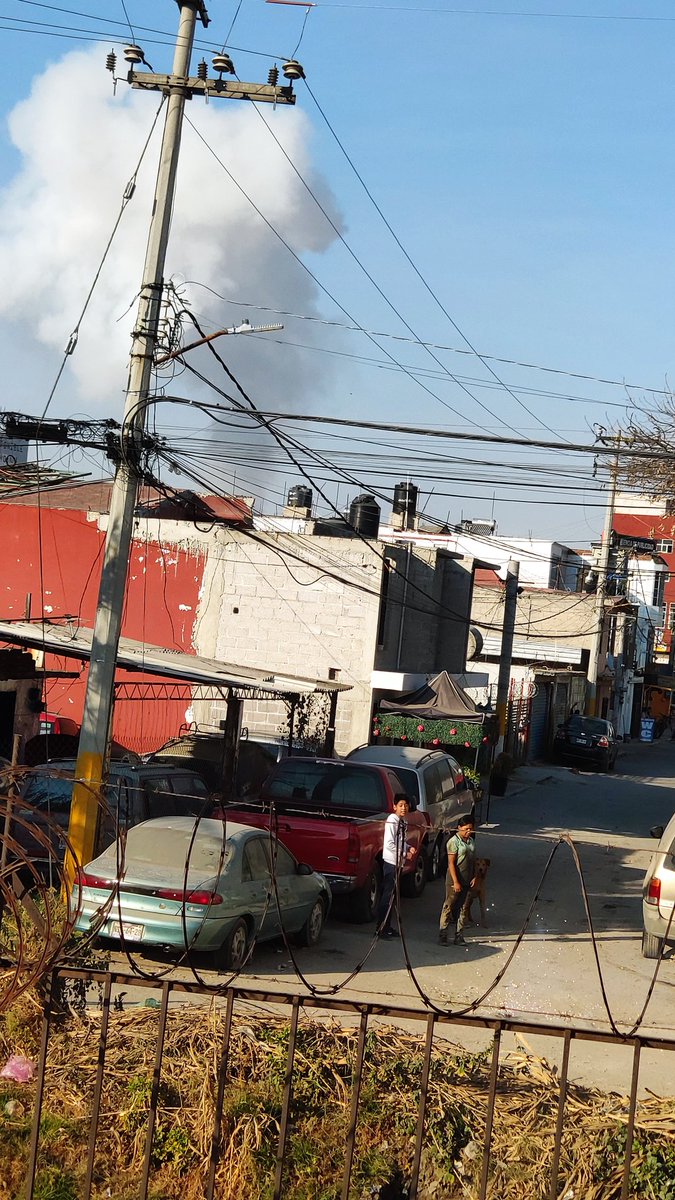 God_Demit's tweet photo. #Tultepec explosión de fondo mientras niños tronando cuetes en los alrededores https://t.co/mLGjQ0X2hl