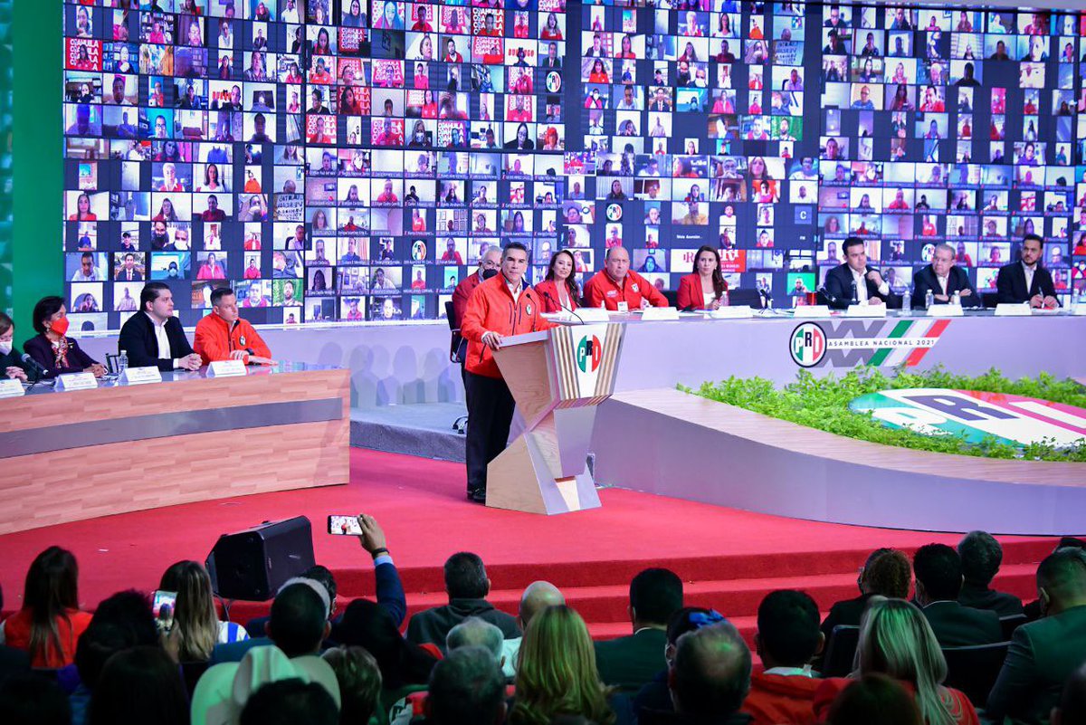 alitomorenoc's tweet photo. ¡Hoy dimos un paso muy importante en favor de México! Nuestra #23AsambleaPRI ha sido el ejercicio interno más importante del Partido. Lo hicimos pensando en el futuro del país, para defender lo que juntos hemos construido. ¡Vamos con todo a enfrentar los nuevos retos! 👊🏼🇲🇽 https://t.co/bUq50RqwUr