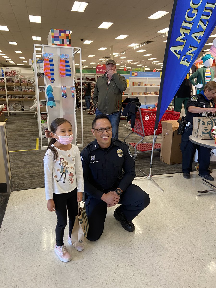 OdomEagles's tweet photo. Extra special Shop With a Cop 💕 @Amigosenazul @Austin_Police @Target https://t.co/89CNdxR3mT