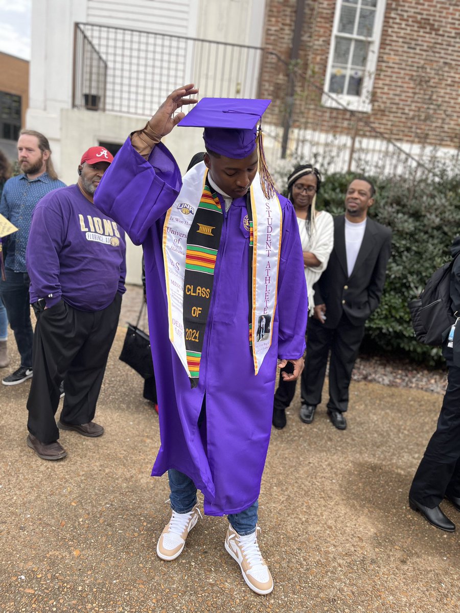 jawon_howell's tweet photo. Blessings 🙏🏾#FirstGenerationCollegeGrad
#LLBIGG🖤🕊
#LLLamail🖤🕊 https://t.co/Yvo06Zs9th
