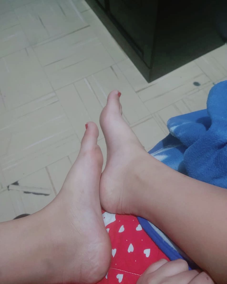 LFeet16's tweet photo. ✌🏻✨ Feliz fin de semana.💕
#pies #piesfemeninos #piesitos #piesdescalzos #pieslatinas #fetichepies #piesofinstagram #pes #feetfetishgroup #feetgirl #feetjob #feetup #feet👣 #feetqueen #feetloversonly
#pés #pésfemininos👣👣 https://t.co/p5MhBdrovh
