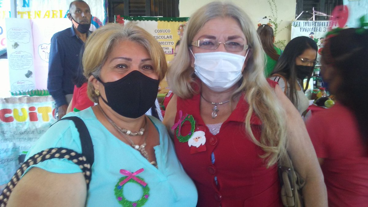 ZuliaPtms's tweet photo. La autoridad única de Zona Educativa y Secretaria Bolivariana de Educación, Zendy Burgos, La Coordinadora Regional del PTMS-ZULIA Fanny Araujo y Dilma Chávez Directora del despacho celebraron este 10 de diciembre el Convite Hallaquero PTMS-ZULIA. con la Orquesta Juan J. Landaeta. https://t.co/6ksvfiPwHJ