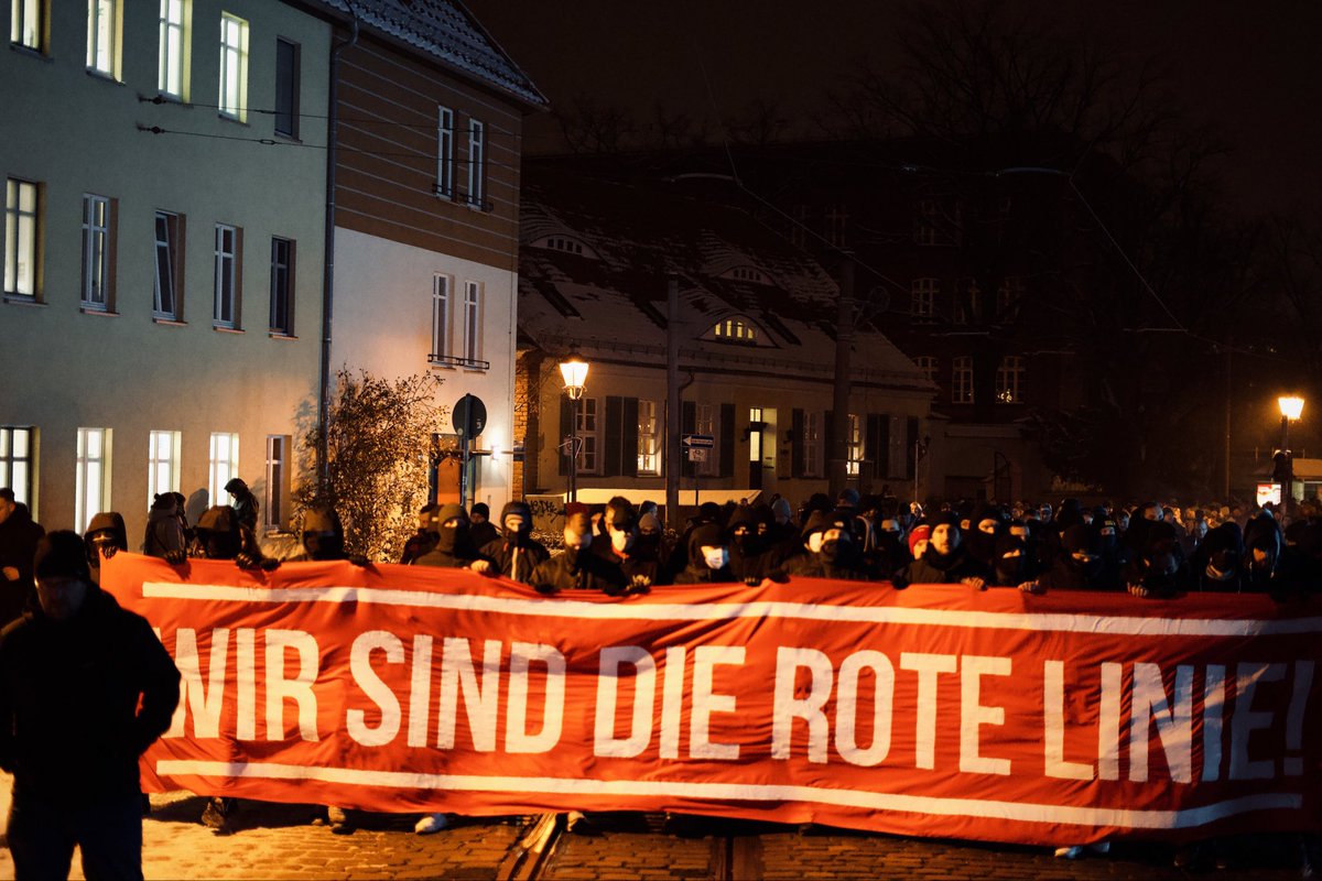 JeanPascal_Hohm's tweet photo. Die Cottbuser Jugend mit einer klaren Ansage an Olaf #Scholz:
» WIR SIND DIE ROTE LINIE!«
#CB1112 #Cottbus https://t.co/ozI9fCIJJw