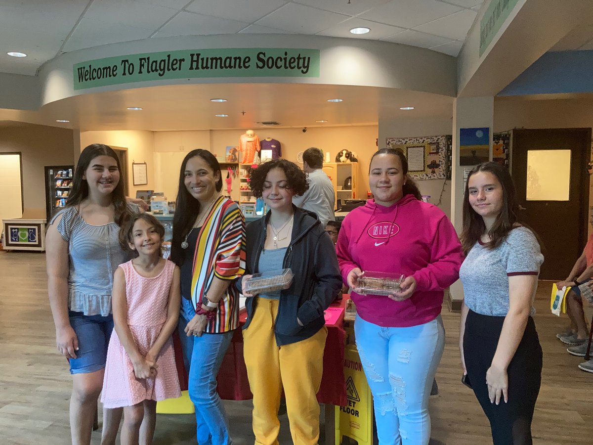 Itmschefs's tweet photo. The @ITMSMUSTANGS latin cooking club baked yummy Christmas treats for our furry friends at the humane society. Today they they had the chance to deliver the treats and feed the dogs. Students had such a great time they are considering helping more at the shelter. @FlaglerHumane https://t.co/6DaRZzMNpH