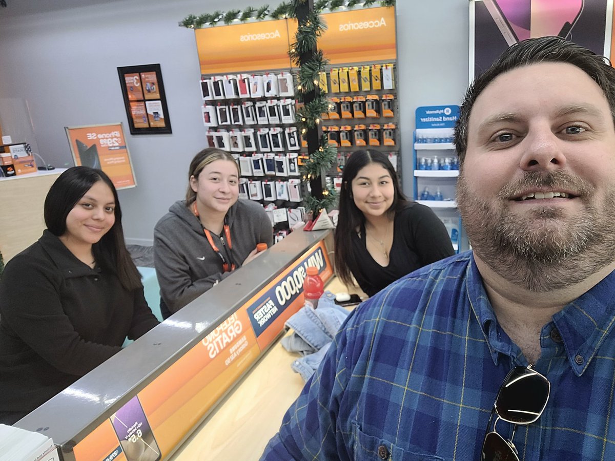 mgilliamvip's tweet image. Side-by-side selling w the staff at Nashville Wireless! #thevipboost #vipwireless