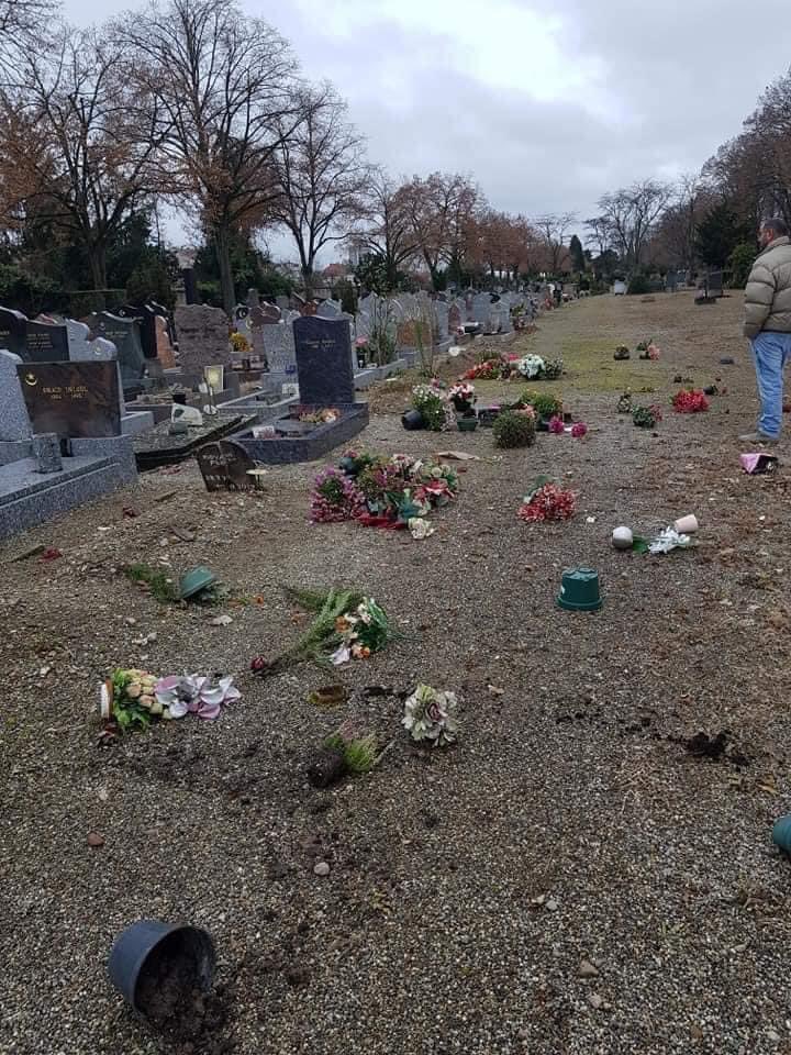 tounsicorse's tweet photo. Le carré Musulman du cimetière de Mulhouse lâchement attaqué et profané par des identitaires

Une pensée à la communauté Musulmane locale  qui ont des proches enterrés dans ce cimetière. https://t.co/jSXfR6Q5Qo