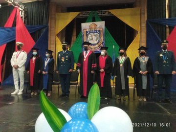 UnefaVrrOrienta's tweet photo. Autoridades presentes en el conferimiento de títulos a los 83 nuevos profesionales de la UNEFA Núcleo @NNuevaesparta  
@NicolasMaduro @RanderPena @TibisayLucena8 @delcyrodriguezv @Unefa_VEN @angiolillofp @SalaUnefa @omarrojas66 @Marlonjuventud @ArturoLugo2 https://t.co/wnXPJyYyZc