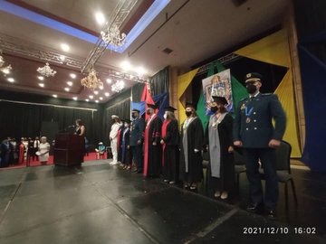 UnefaVrrOrienta's tweet photo. Autoridades presentes en el conferimiento de títulos a los 83 nuevos profesionales de la UNEFA Núcleo @NNuevaesparta  
@NicolasMaduro @RanderPena @TibisayLucena8 @delcyrodriguezv @Unefa_VEN @angiolillofp @SalaUnefa @omarrojas66 @Marlonjuventud @ArturoLugo2 https://t.co/wnXPJyYyZc