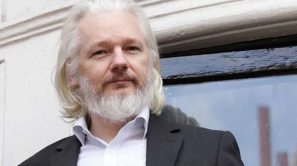 periodistan_'s tweet photo. Julian Assange sufrió un derrame cerebral en la prisión y su vida está en riesgo.

Mucha fuerza para este hombre, torturado y encarcelado por contarle al mundo las atrocidades de EE.UU, el país que da cátedra al resto sobre DDHH y libertad de expresión. https://t.co/jo8xrKdZJn