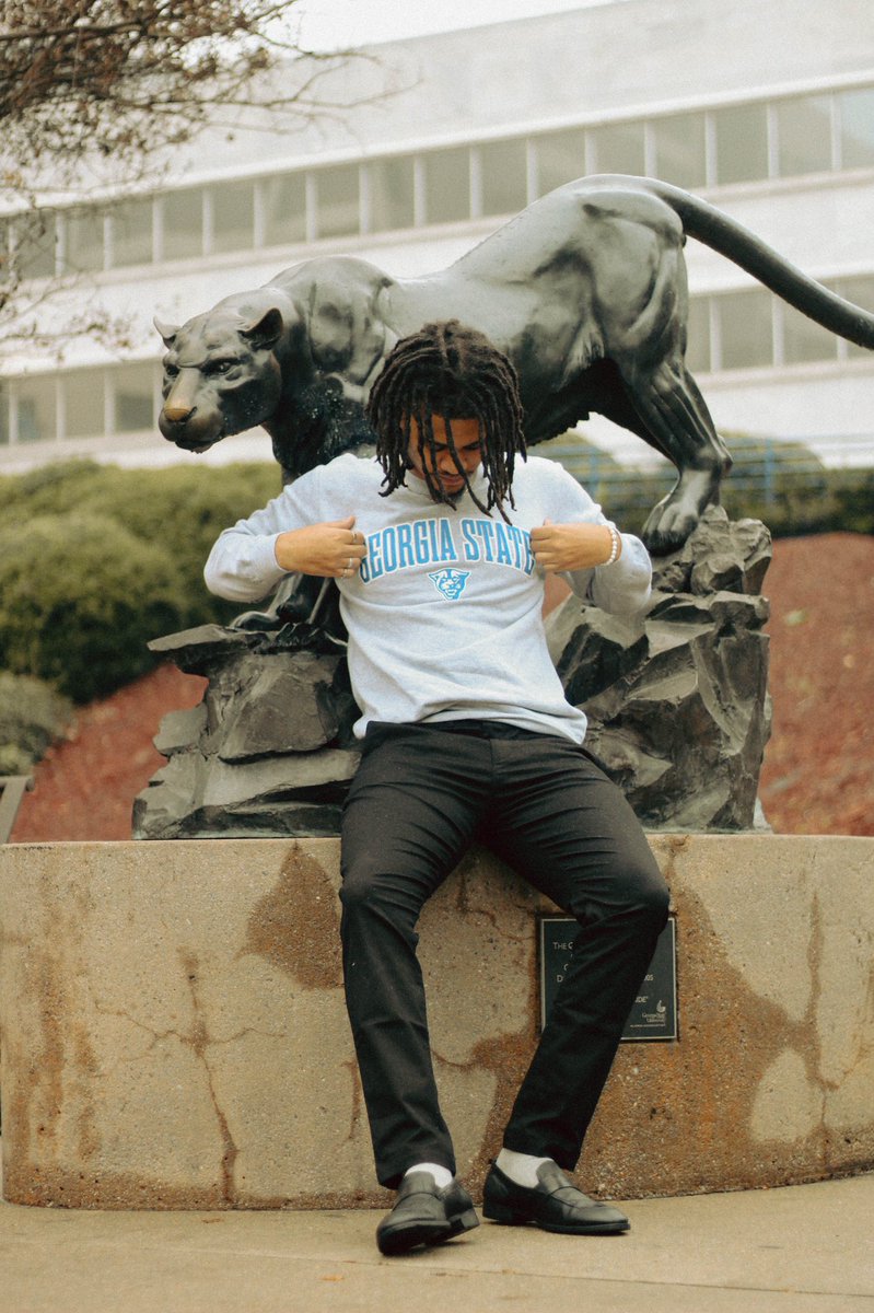 NicoSZN's tweet photo. now they hate to see a young black man with a college degree 👨🏽‍🎓 #GoatOut https://t.co/bA89rlBEH0