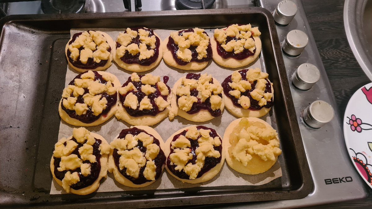 Pogotowie_IT's tweet photo. Pora na coś słodkiego
#Ciasteczka #kruche 🍪 z #konfiturą z #owoców #leśnych i polewą z mlecznej 🥛 #czekolady 🍫
Może nie wyszły idealnie (nad techniką będzie trzeba popracować), ale są smaczne 😏🙂 https://t.co/JVvIbcTjCZ