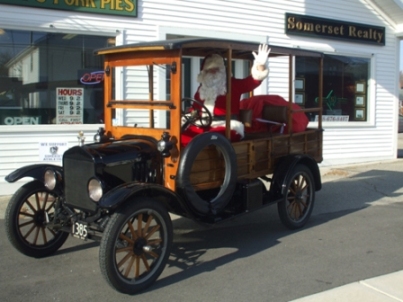 TBucketPlans's tweet photo. T-Bucket hot rods deliver holiday cheer #8 https://t.co/UbyHUid70c